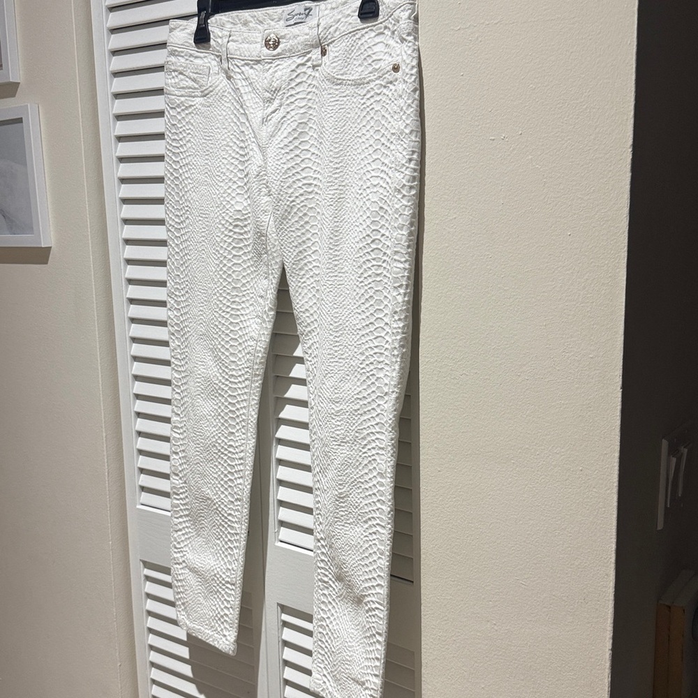 Seven7 White Textured Like Snakeskin Skinny Jeans. Women’s size 12.